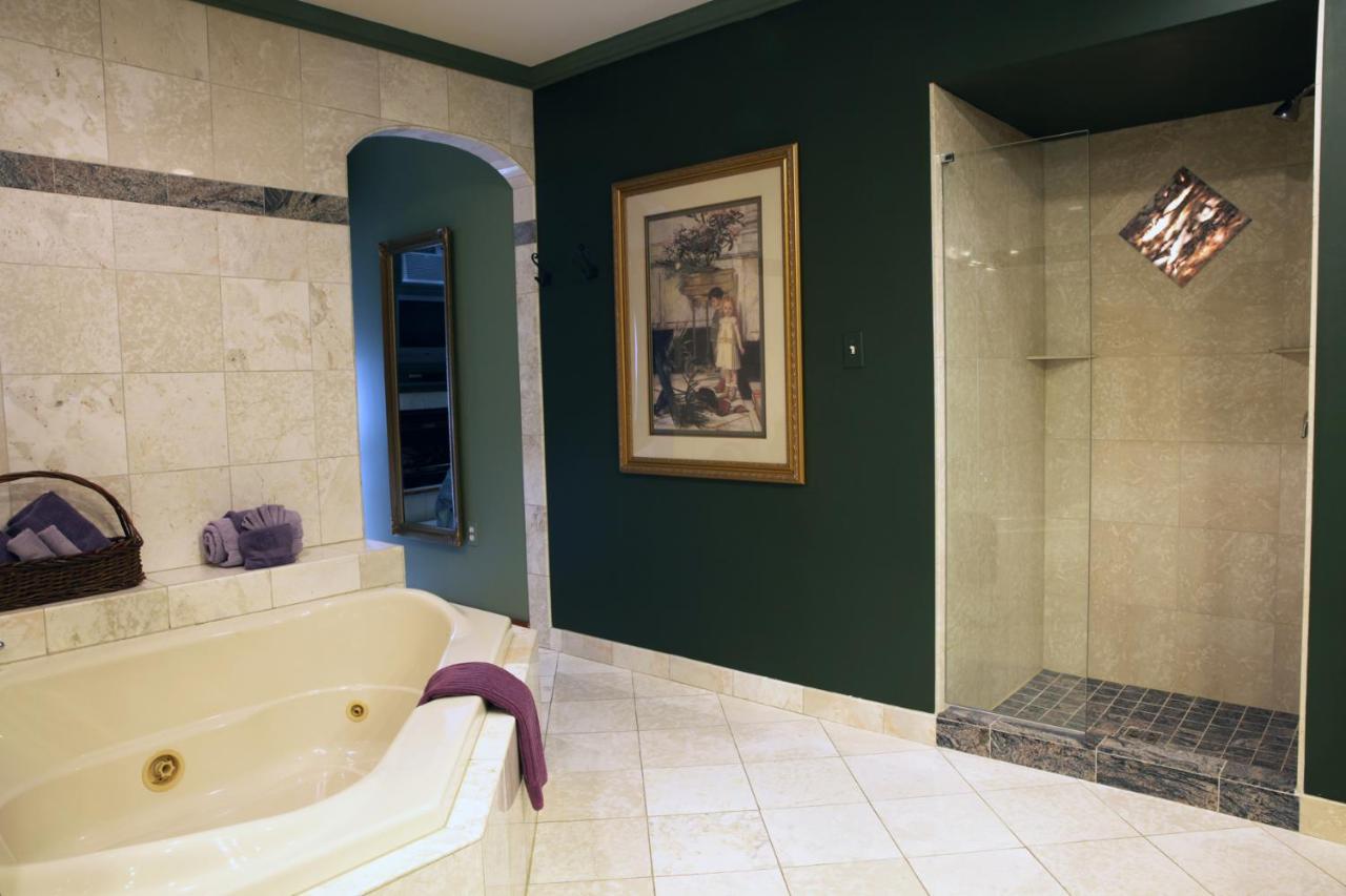 Twin Pine Manor Bed & Breakfast
