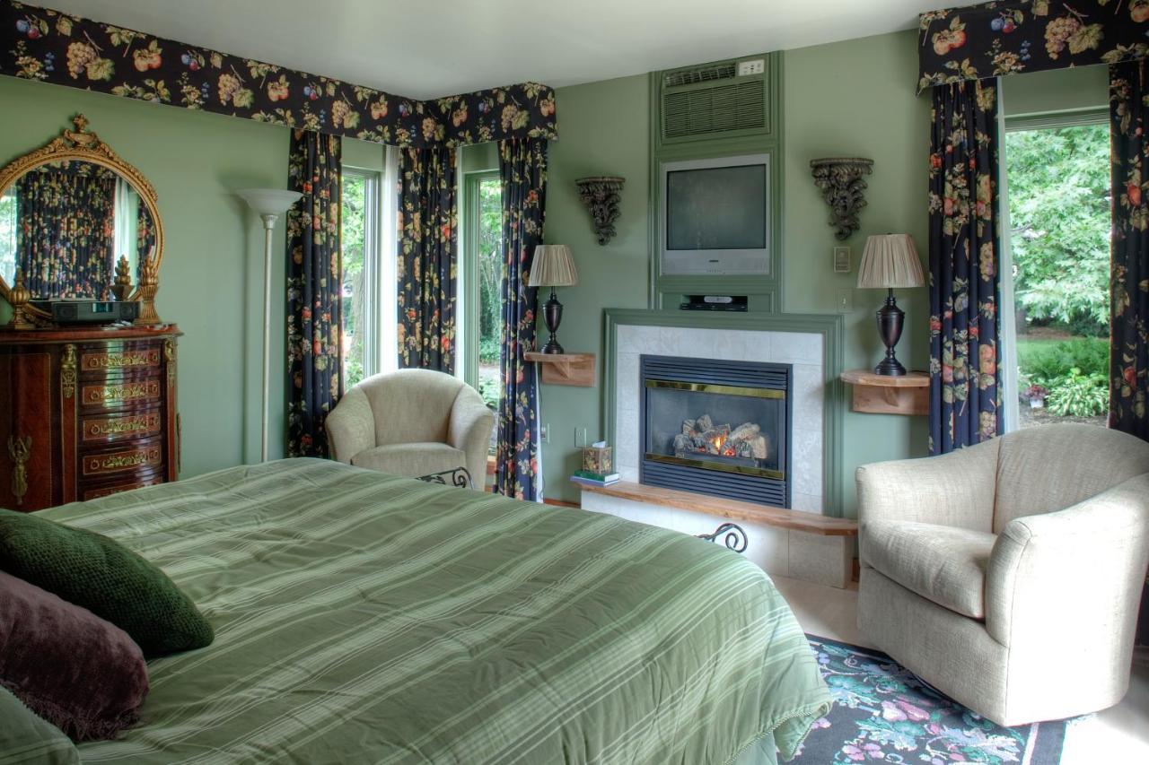 Twin Pine Manor Bed & Breakfast *