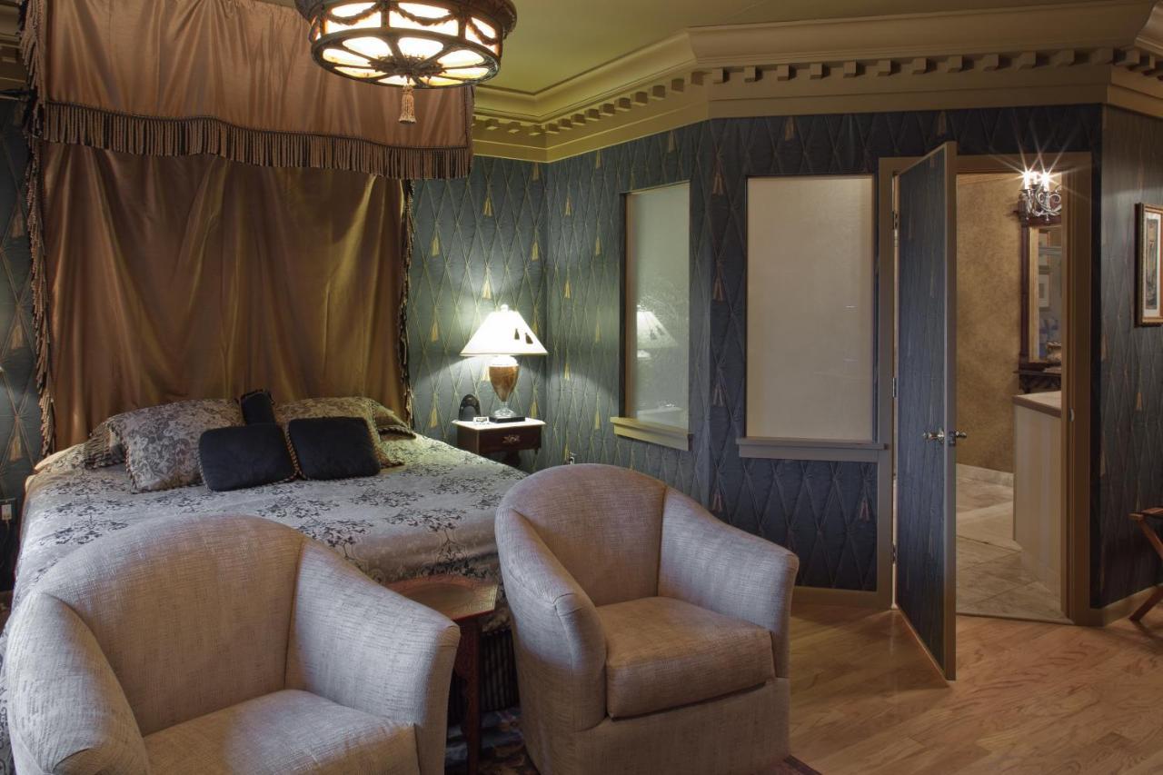 Twin Pine Manor Bed & Breakfast *