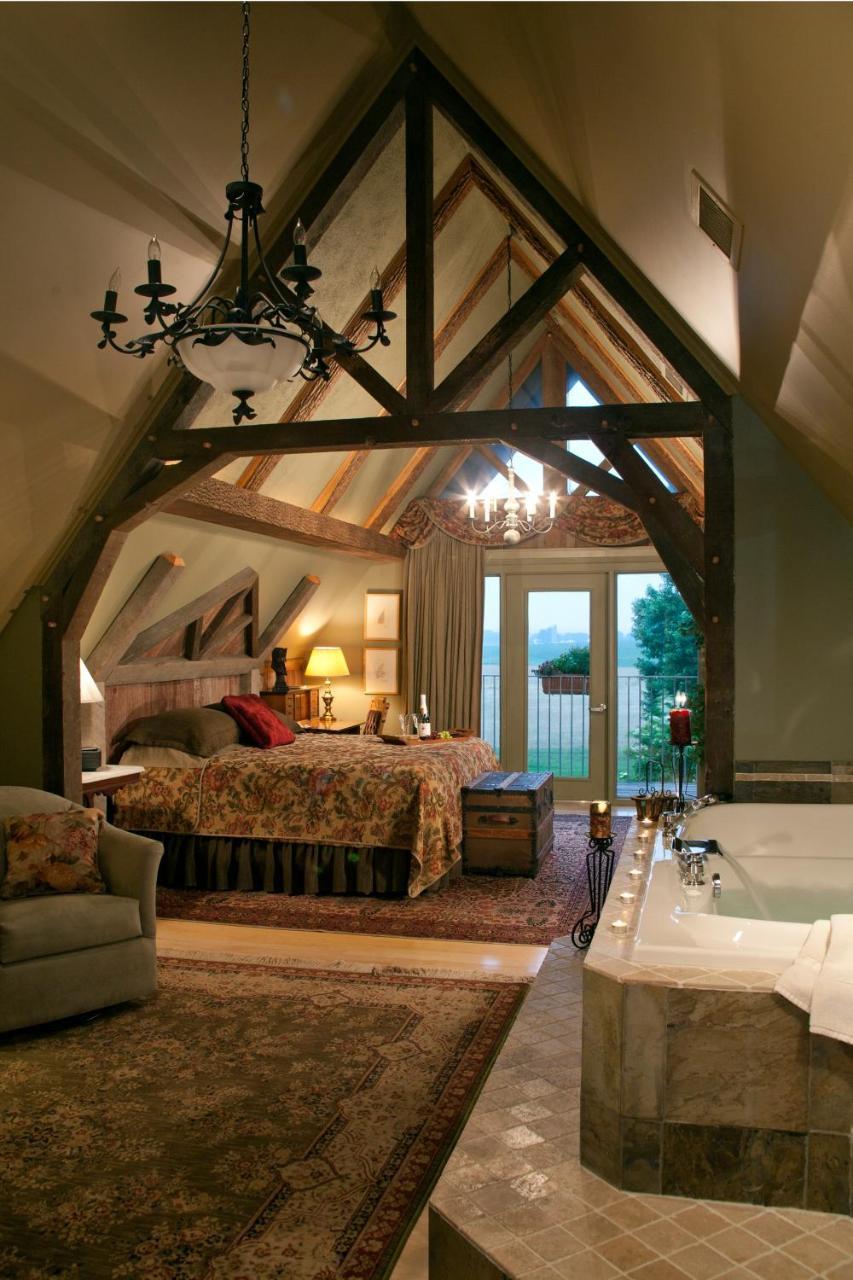 Twin Pine Manor Bed & Breakfast