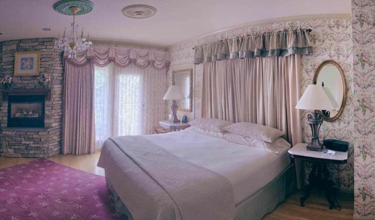 Twin Pine Manor Bed & Breakfast *