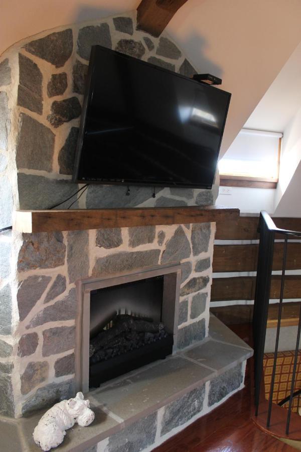 Twin Pine Manor * Ephrata