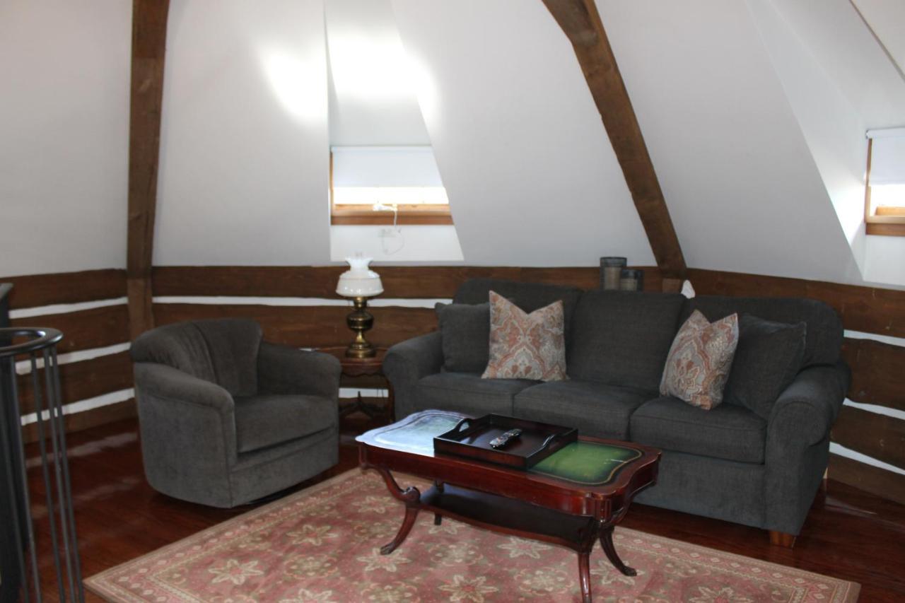 Twin Pine Manor Bed & Breakfast *